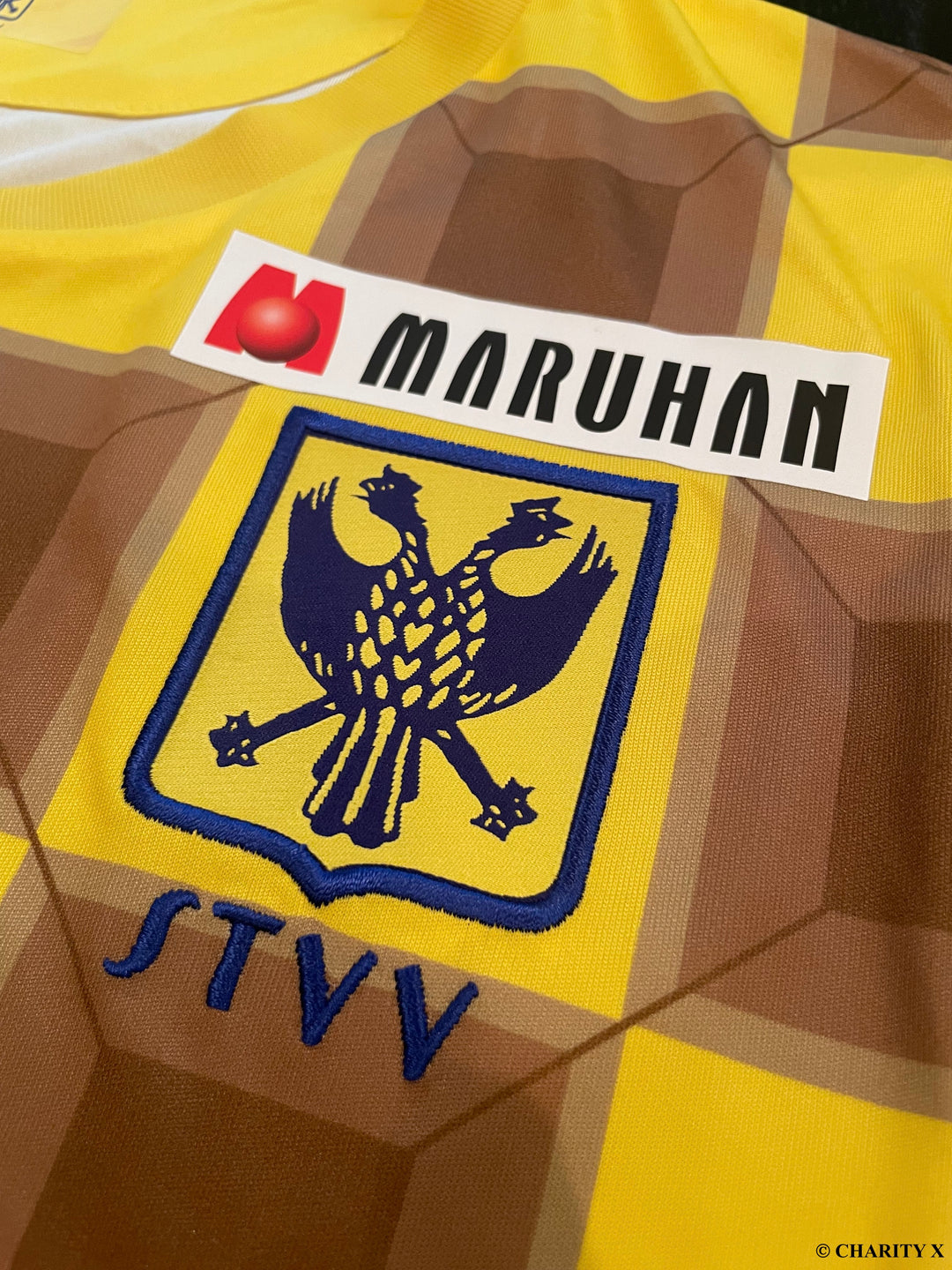 林大地選手のサイン入りシント＝トロイデンVVユニフォーム